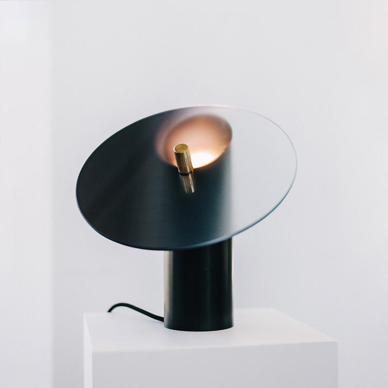 Moderne LED-Tischleuchte mit Scheibenschirm