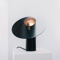 Moderne LED-Tischleuchte mit Scheibenschirm