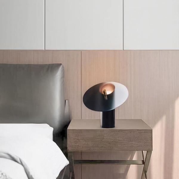 Moderne LED-Tischleuchte mit Scheibenschirm