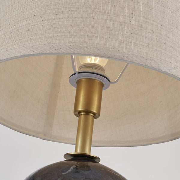 Moderne LED Tischleuchte mit Spitz Zulaufendem Schirm