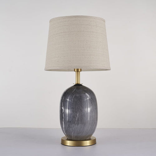 Moderne LED Tischleuchte mit Spitz Zulaufendem Schirm