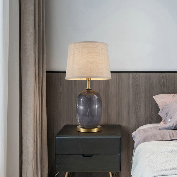 Moderne LED Tischleuchte mit Spitz Zulaufendem Schirm