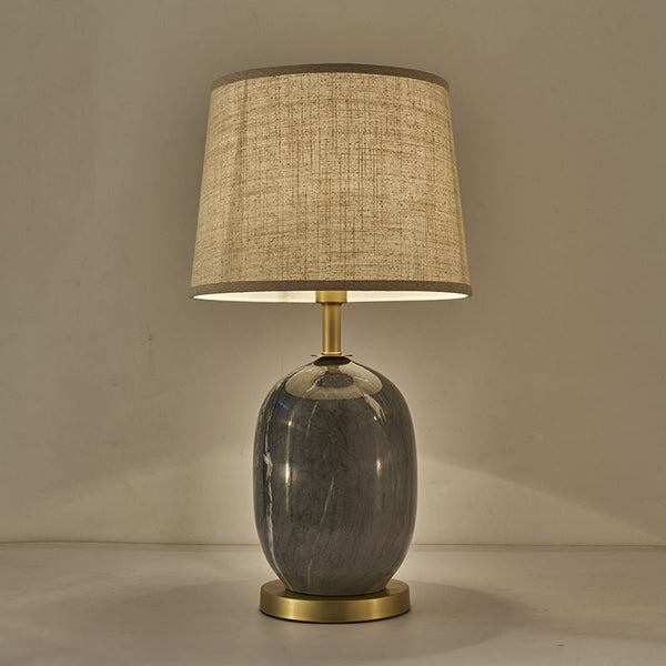 Moderne LED Tischleuchte mit Spitz Zulaufendem Schirm