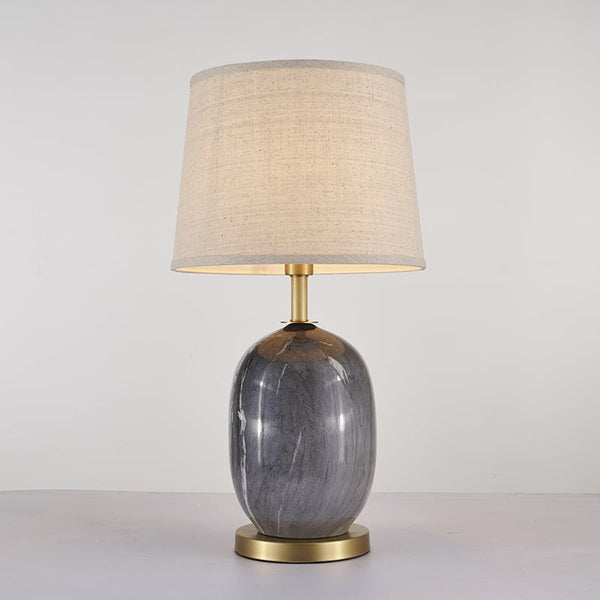 Moderne LED Tischleuchte mit Spitz Zulaufendem Schirm