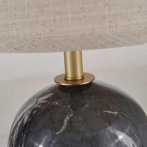 Moderne LED Tischleuchte mit Spitz Zulaufendem Schirm