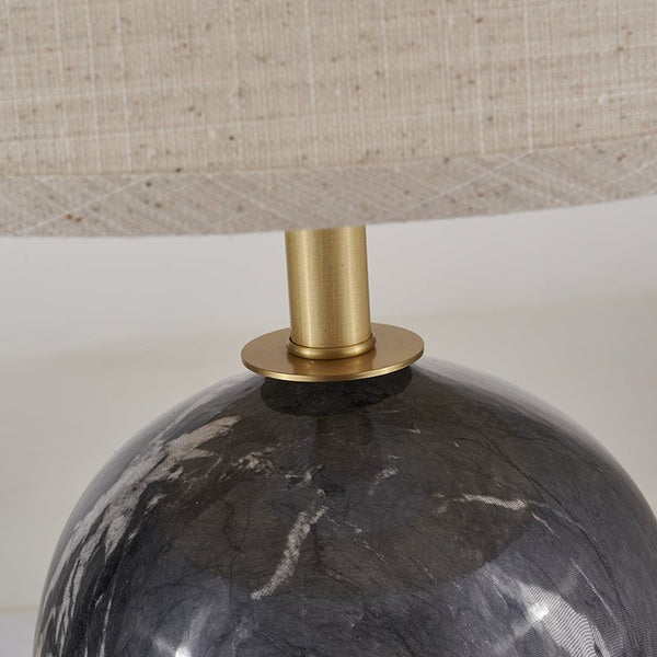 Moderne LED Tischleuchte mit Spitz Zulaufendem Schirm