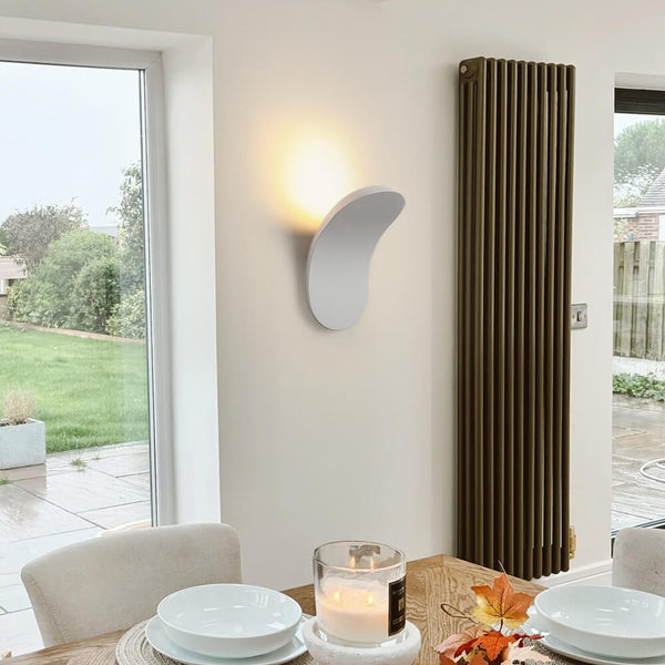 Moderne Wandleuchte mit LED-Beleuchtung