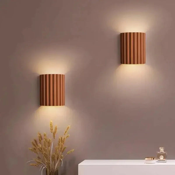 Moderne Zylinder-Wandleuchte mit Rippen